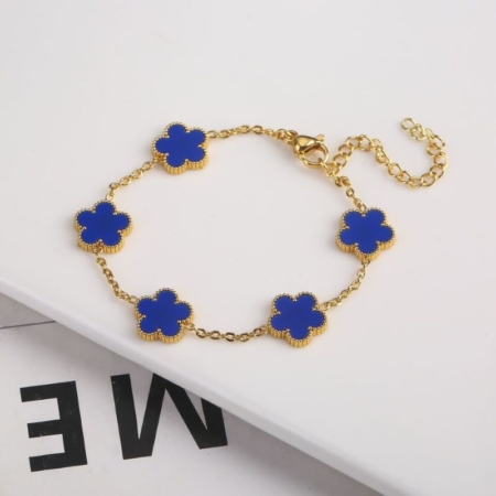 Interpretation of the Van Cleef & Arpels: Blue agate Magic Alhambra bracelet